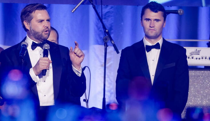 La política migratoria de EE. UU. sigue un enfoque severo similar al de Trump, advirtiendo que extranjeros que glorifiquen la violencia tras el asesinato de Charlie Kirk podrían perder su visa.