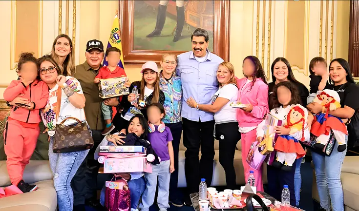 Nicolás Maduro, Diosdado Cabello y Cilia Flores reunieron a los niños con sus familiares en Venezuela. Nicolás Maduro, Diosdado Cabello y Cilia Flores reunieron a los niños con sus familiares en Venezuela.