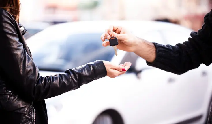 Vender un carro viejo en California requiere tener los documentos necesarios y preparar el vehículo.