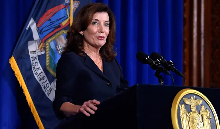 La gobernadora de Nueva York lanza el programa Suny Reconnect, que ofrece formación gratuita a residentes. La gobernadora de Nueva York lanza el programa Suny Reconnect, que ofrece formación gratuita a residentes.