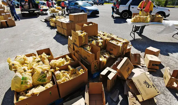 Farm Share entrega comida gratis sin pedir documentos migratorios a personas en Florida