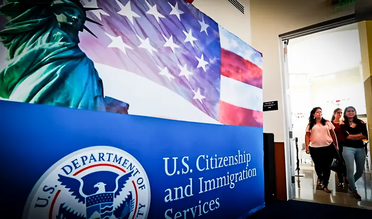 USCIS impulsa la presentación del Formulario G-325R para controlar a inmigrantes indocumentados.