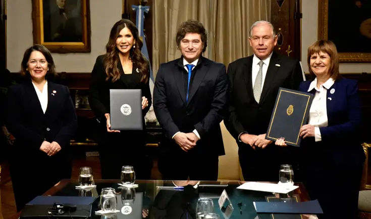 Kristi Noem se reunió con Javier Milei para discutir la reincorporación de Argentina al programa Visa Waiver. Kristi Noem se reunió con Javier Milei para discutir la reincorporación de Argentina al programa Visa Waiver.