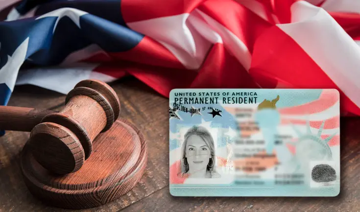 Un juez migratorio de Estados Unidos decide si un residente permanente perderá su Green Card.