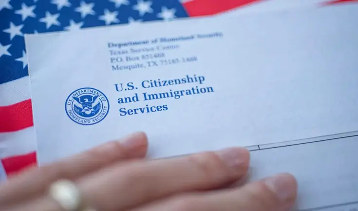 USCIS define el "tiempo de procesamiento" como el periodo en el que se adjudica el 80% de los casos en seis meses.
