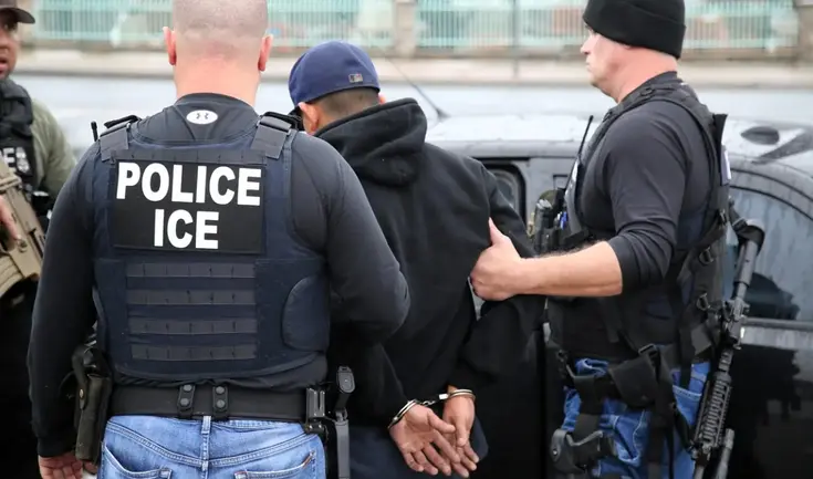 ICE emite órdenes de detención para que agencias policiales retengan a inmigrantes considerados peligrosos para EE.UU.