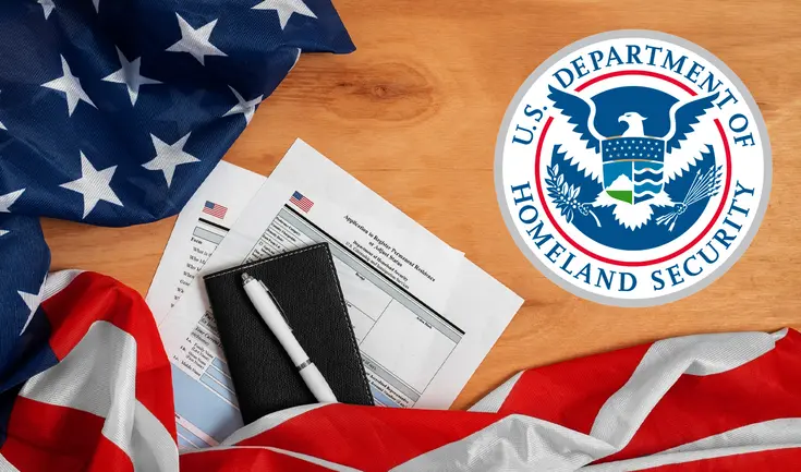 USCIS supervisa la inmigración legal, realizando verificaciones para aprobar solicitudes de naturalización.