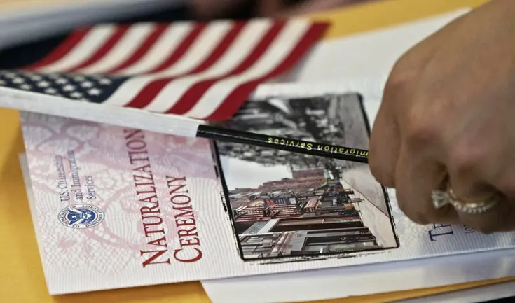 Para aplicar a la ciudadanía americana por naturalización, se deben cumplir requisitos estrictos del USCIS. Para aplicar a la ciudadanía americana por naturalización, se deben cumplir requisitos estrictos del USCIS.