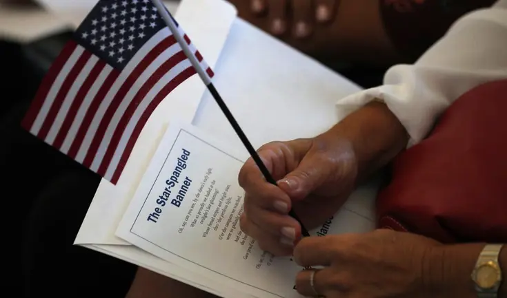USCIS gestiona la inmigración, procesando solicitudes de residencia, visas y naturalización.
