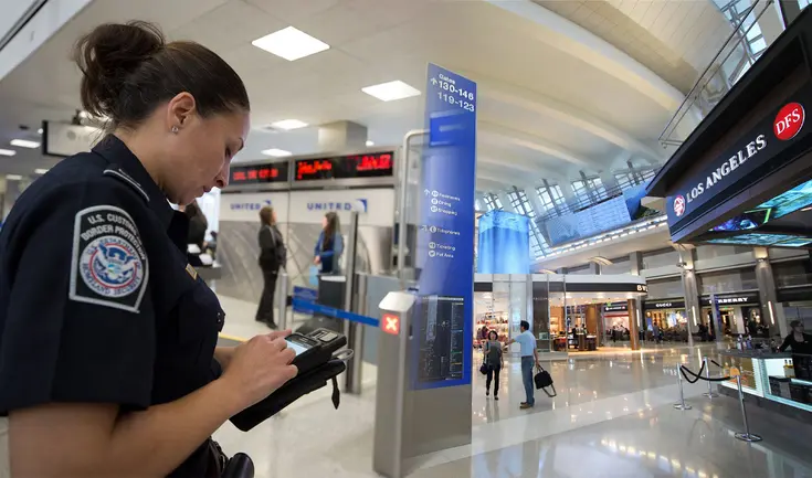 CBP implementa el Procesamiento Mejorado de Pasajeros (EPP) en el Aeropuerto Internacional de Los Ángeles (LAX)