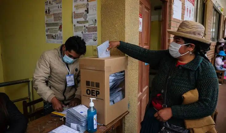 Bolivia celebra elecciones presidenciales para elegir nuevo mandatario, vicepresidente, diputados y senadores, con segunda vuelta programada para octubre si es necesario.