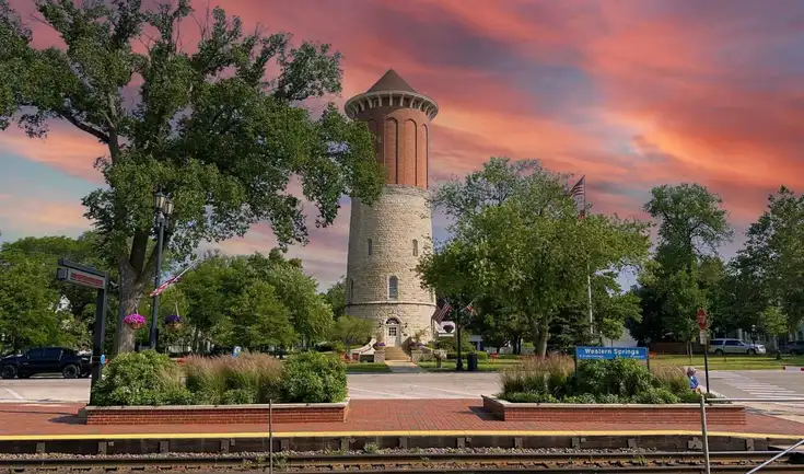 Este es el ranking 2025 de las 50 ciudades más ricas y seguras de EE. UU., analizando ingresos familiares, costo de vida y tasas de criminalidad. Western Springs, de Illinois, se lleva el primer puesto.