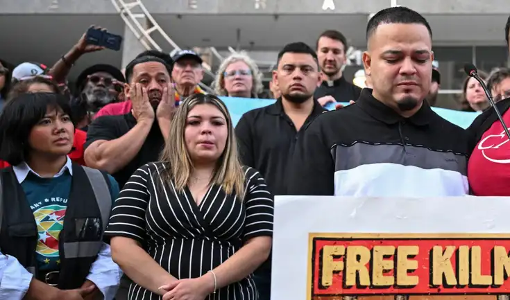 Kilmar Ábrego García, el salvadoreño deportado por error, fue arrestado nuevamente por ICE en Baltimore tras presentarse a una cita migratoria. Kilmar Ábrego García, el salvadoreño deportado por error, fue arrestado nuevamente por ICE en Baltimore tras presentarse a una cita migratoria.