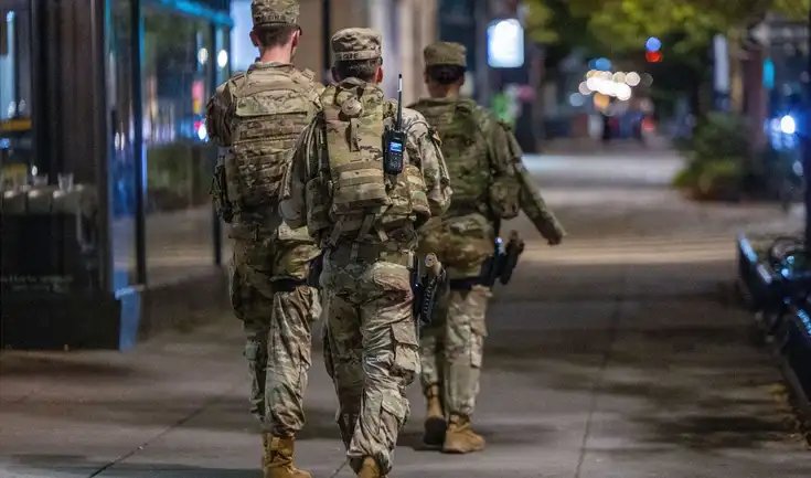 El presidente de EE. UU., Donald Trump, amenaza con enviar a la Guardia Nacional a Chicago para enfrentar la inmigración ilegal. Las tropas en Washington ya portan armamento. El presidente de EE. UU., Donald Trump, amenaza con enviar a la Guardia Nacional a Chicago para enfrentar la inmigración ilegal. Las tropas en Washington ya portan armamento.