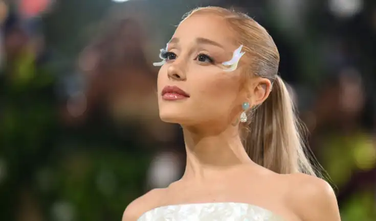 Ariana Grande confirma su regreso a los escenarios con el anuncio de su primera gira desde 2019, titulada "Eternal Sunshine". Ariana Grande confirma su regreso a los escenarios con el anuncio de su primera gira desde 2019, titulada "Eternal Sunshine".