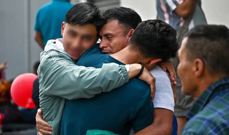 Niños guatemaltecos fueron despertados durante la madrugada para ser deportados, según CNN.