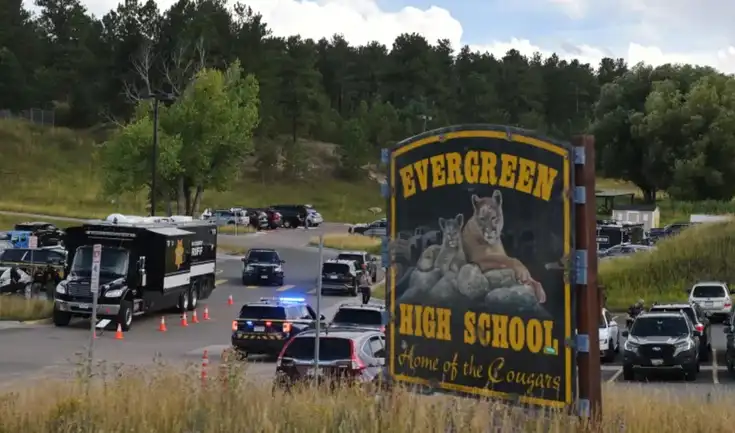 Un tiroteo en Evergreen High School, cerca de Denver, dejó al menos tres adolescentes gravemente heridos, incluido el presunto atacante, mientras se investiga el incidente. Un tiroteo en Evergreen High School, cerca de Denver, dejó al menos tres adolescentes gravemente heridos, incluido el presunto atacante, mientras se investiga el incidente.