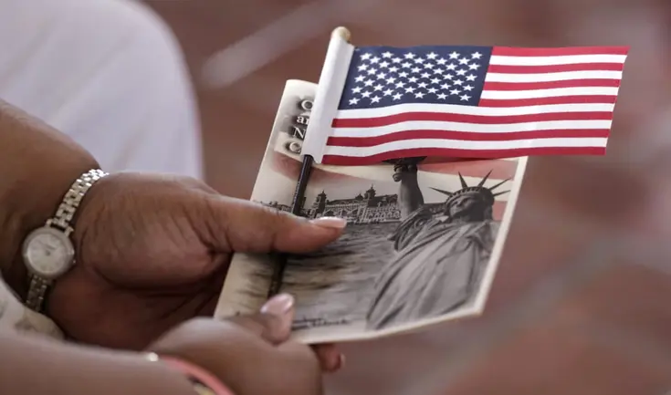 El USCIS anunció que los residentes permanentes deberán aprobar un nuevo examen cívico para la ciudadanía.