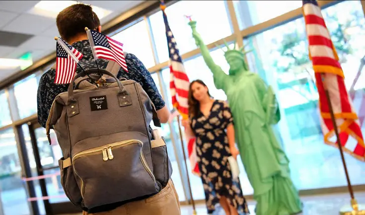 Los inmigrantes que desean solicitar la ciudadanía americana deben hacerlo ante USCIS.