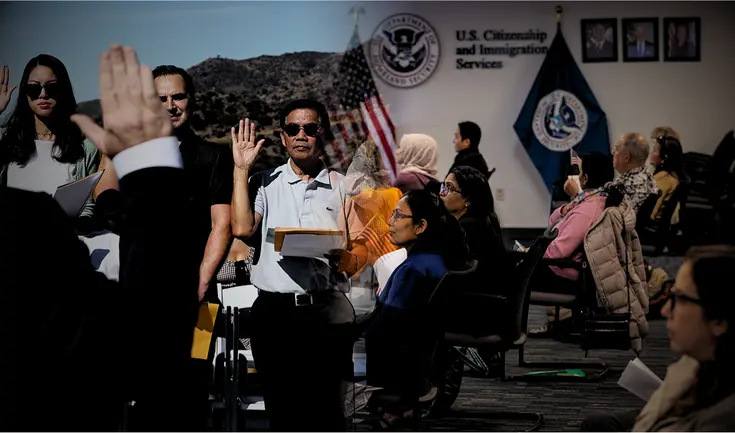 USCIS advierte que extranjeros con bajas no honorables no podrán obtener la ciudadanía americana.