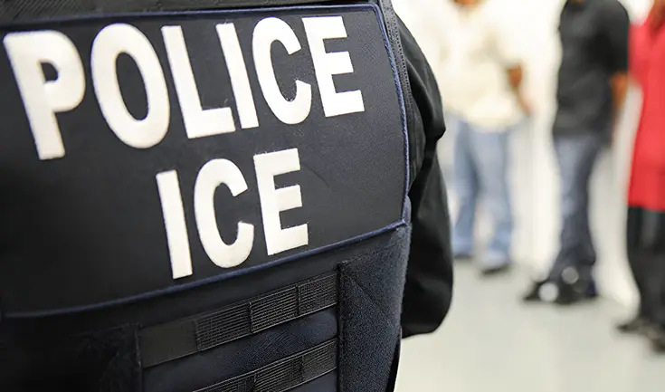 Si un inmigrante es detenido en una redada de ICE, es crucial mantener la calma y demostrar su estatus legal en EE.UU.