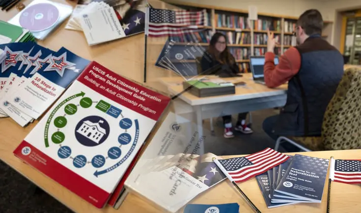 USCIS informa cuántas preguntas tendrá el examen de ciudadanía americana para inmigrantes en 2025.