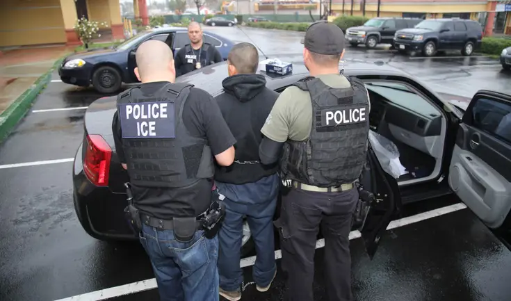 Si un agente de ICE llama a tu puerta, es crucial pedir identificación. Si un agente de ICE llama a tu puerta, es crucial pedir identificación.