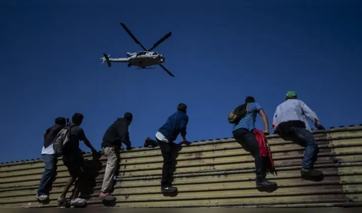 Los migrantes fueron acusados de atacar con un láser el helicóptero. Los migrantes fueron acusados de atacar con un láser el helicóptero.