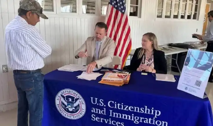 El parole humanitario se otorga a los latinos que solicitan el asilo en Estados Unidos. El parole humanitario se otorga a los latinos que solicitan el asilo en Estados Unidos.