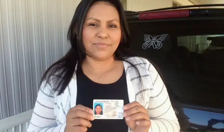 Los inmigrantes indocumentados en California pueden solicitar la licencia de conducir bajo la Ley AB 60. Los inmigrantes indocumentados en California pueden solicitar la licencia de conducir bajo la Ley AB 60.