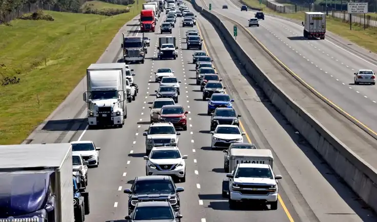 La demanda surge tras un accidente mortal en Florida, donde un inmigrante de India, con licencia de California, chocó y mató a tres personas. La demanda surge tras un accidente mortal en Florida, donde un inmigrante de India, con licencia de California, chocó y mató a tres personas.
