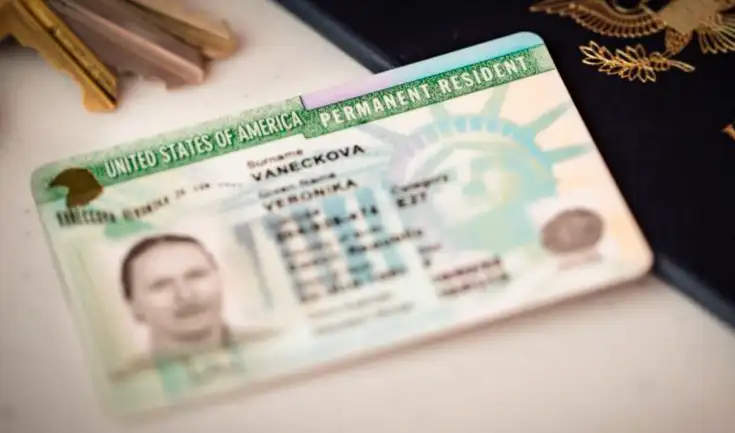 USCIS advierte a los inmigrantes que podrían perder su Green Card por quebrantar las leyes federales.