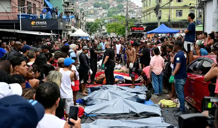 Los cadáveres fueron trasladados por las familias a la plaza de la favela en Río de Janeiro, hay más de 132 fallecidos. Los cadáveres fueron trasladados por las familias a la plaza de la favela en Río de Janeiro, hay más de 132 fallecidos.