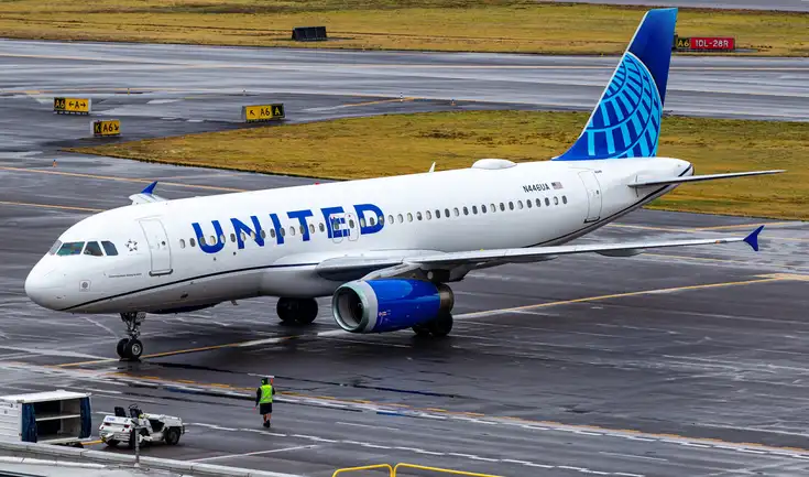 Dos aviones de United Airlines colisionaron en la pista del Aeropuerto LaGuardia de Nueva York, sin reportar heridos, lo que obligó a evacuar ambos vuelos. Dos aviones de United Airlines colisionaron en la pista del Aeropuerto LaGuardia de Nueva York, sin reportar heridos, lo que obligó a evacuar ambos vuelos.
