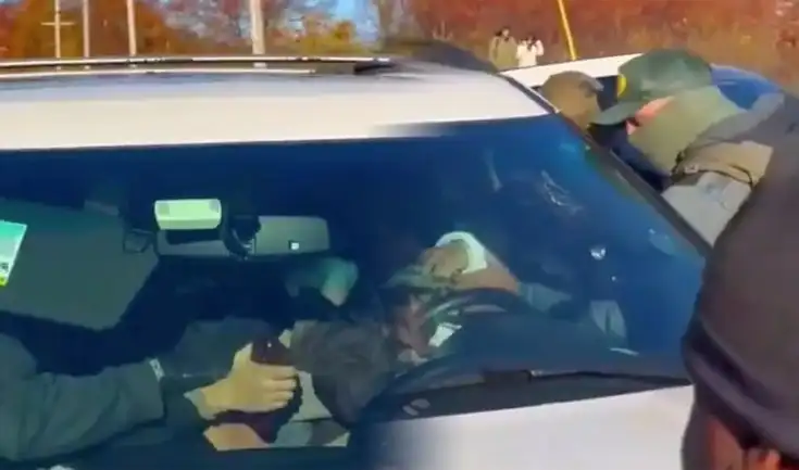 Un video muestra detención agresiva de una familia inmigrante en Massachusetts, donde el uso de fuerza es criticado. Un video muestra detención agresiva de una familia inmigrante en Massachusetts, donde el uso de fuerza es criticado.
