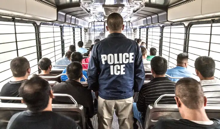 ICE buscaría busca aumentar las deportaciones mediante incentivos económicos a cazarrecompensas. ICE buscaría busca aumentar las deportaciones mediante incentivos económicos a cazarrecompensas.