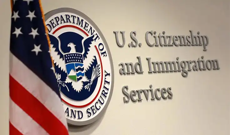 USCIS recuerda a los titulares de la green card que deben portar documentos específicos al viajar al extranjero.