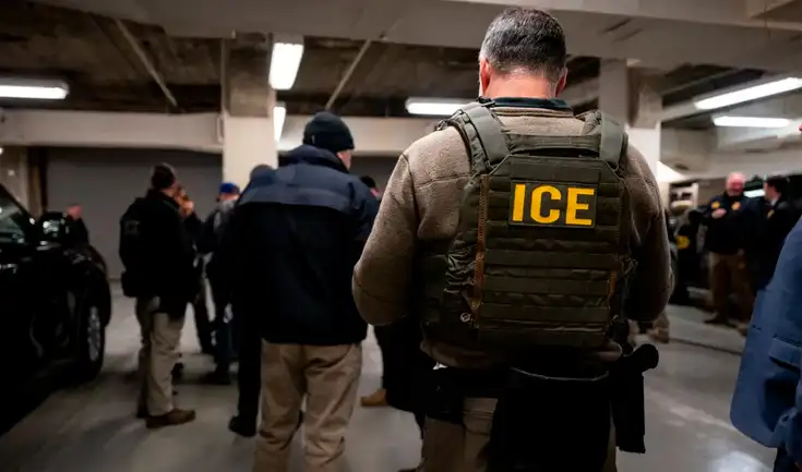 Un juez federal ordena la liberación bajo fianza de 615 migrantes detenidos en Chicago.