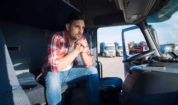 California revoca 17.000 licencias comerciales a inmigrantes tras auditoría federal que detectó irregularidades en su emisión.