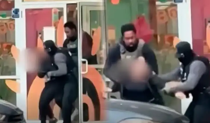 La detención de Diana Santillana, maestra colombiana en Chicago, desata indignación tras un arresto violento por agentes de ICE. La detención de Diana Santillana, maestra colombiana en Chicago, desata indignación tras un arresto violento por agentes de ICE.