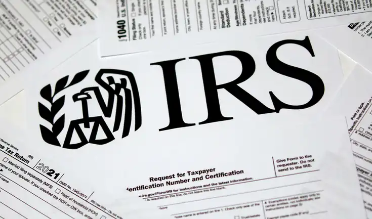 En EE. UU., el IRS exige a todos los trabajadores, incluidos inmigrantes indocumentados, declarar impuestos, sin importar su situación migratoria.