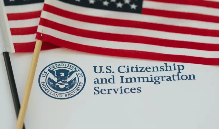 USCIS es la entidad que regula la situación legal de los migrantes en Estados Unidos.