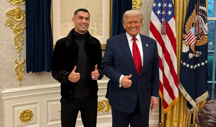 Cristiano Ronaldo regresó a EE. UU. tras más de diez años para asistir a una cena de gala en la Casa Blanca. Cristiano Ronaldo regresó a EE. UU. tras más de diez años para asistir a una cena de gala en la Casa Blanca.