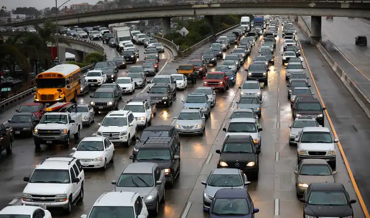 Conductores de California notan nuevas líneas naranjas en autopistas, parte de un proyecto de Caltrans que mejora la seguridad en zonas de trabajo. Conductores de California notan nuevas líneas naranjas en autopistas, parte de un proyecto de Caltrans que mejora la seguridad en zonas de trabajo.