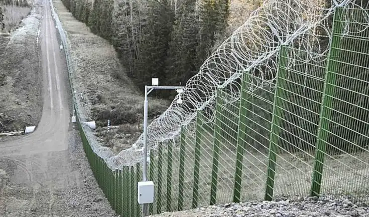 El joven migrante intentó saltar por las valla de seguridad que existen la frontera México - Estados Unidos.