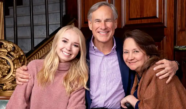 Nacida en San Antonio y con raíces mexicanas, Cecilia Abbott se ha dedicado a la enseñanza y al servicio social.