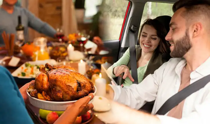 Durante la temporada de Acción de Gracias, millones viajan por carretera en EE. UU., lo que puede aumentar la vigilancia migratoria en ciertos puntos de control.
