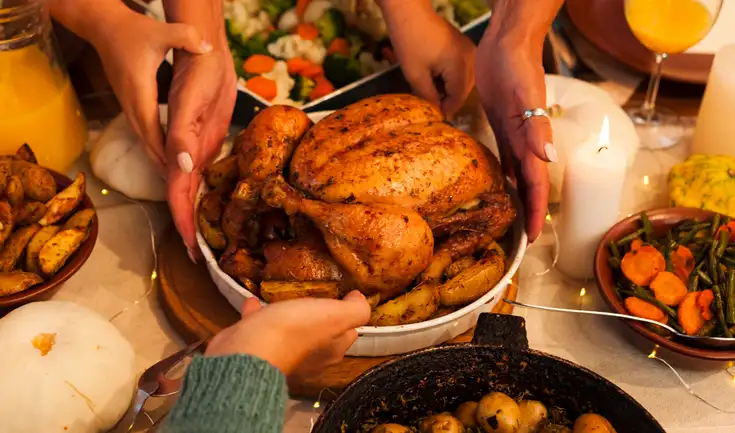 Organizaciones en Los Ángeles reparten pavos y alimentos gratuitos antes de Thanksgiving Day, ayudando a las familias de bajos ingresos en la comunidad.