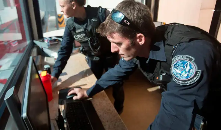 CBP tomará fotografías de extranjeros al entrar o salir del país, mejorando así la verificación de identidad y el estatus migratorio de los viajeros.