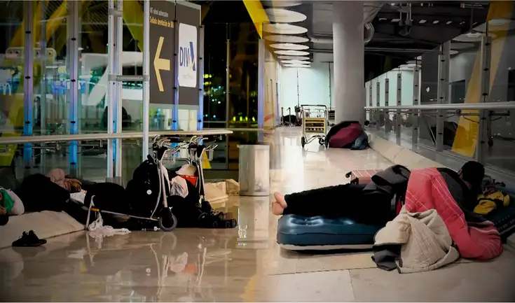 Peruano duerme en el aeropuerto de Madrid por la crisis habitacional. Peruano duerme en el aeropuerto de Madrid por la crisis habitacional.